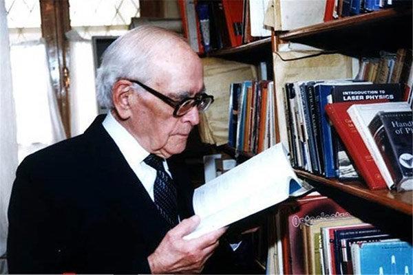 زندگی پروفسور محمود حسابی را از رادیو نمایش بشنوید زندگی پروفسور محمود حسابی را از رادیو نمایش بشنوید