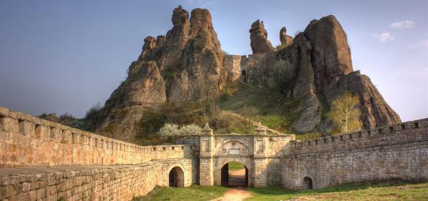 تور بلغارستان ارزان: با قلعه بلوگرادچیک در بلغارستان آشنا شوید
