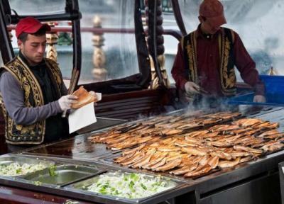 تور استانبول ارزان: ساندویچ ماهی، فست فود محبوب و اصیل استانبول