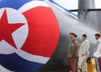 زیردریایی متفاوت کره شمالی که موشک اتمی پرتاب می نماید، عکس